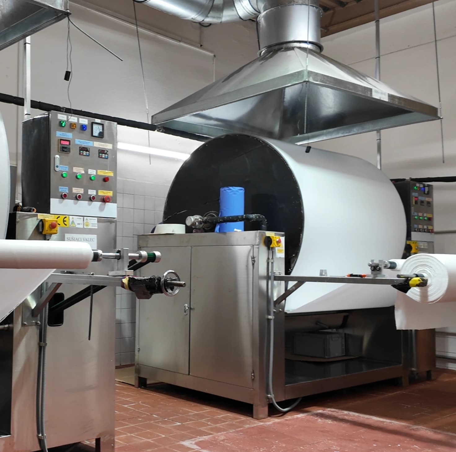 Briters productie in een Europese fabriek met industriële machines die wasstrips maken