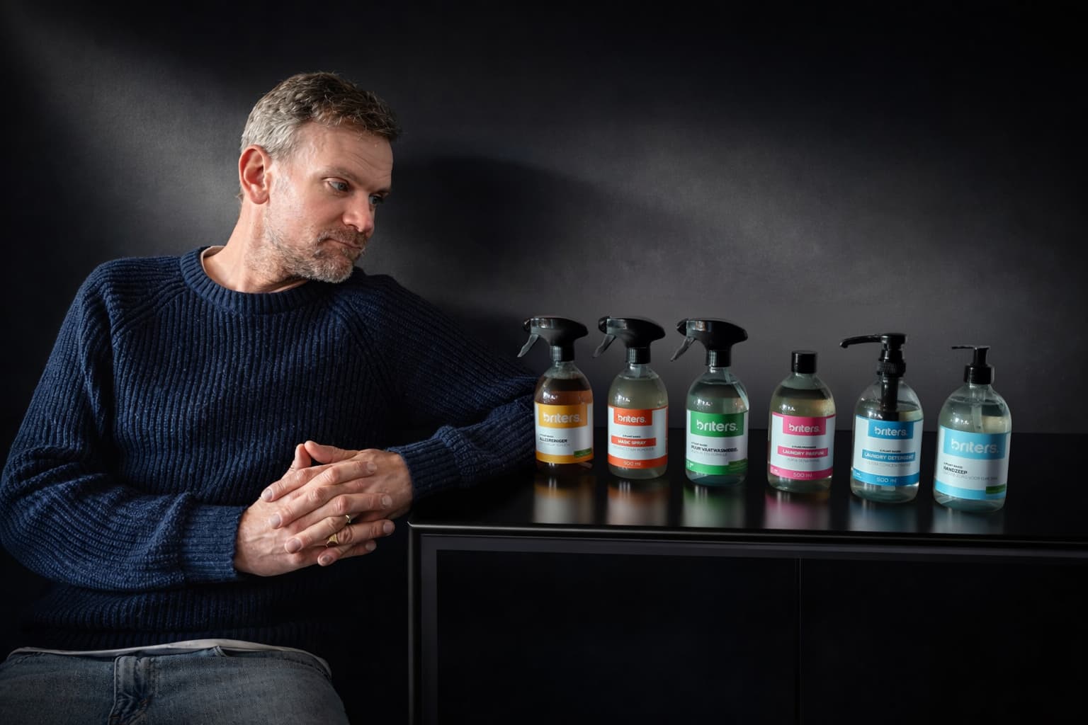 Willem, oprichter van Briters, met het volledige productassortiment in een sfeervolle atelierfoto