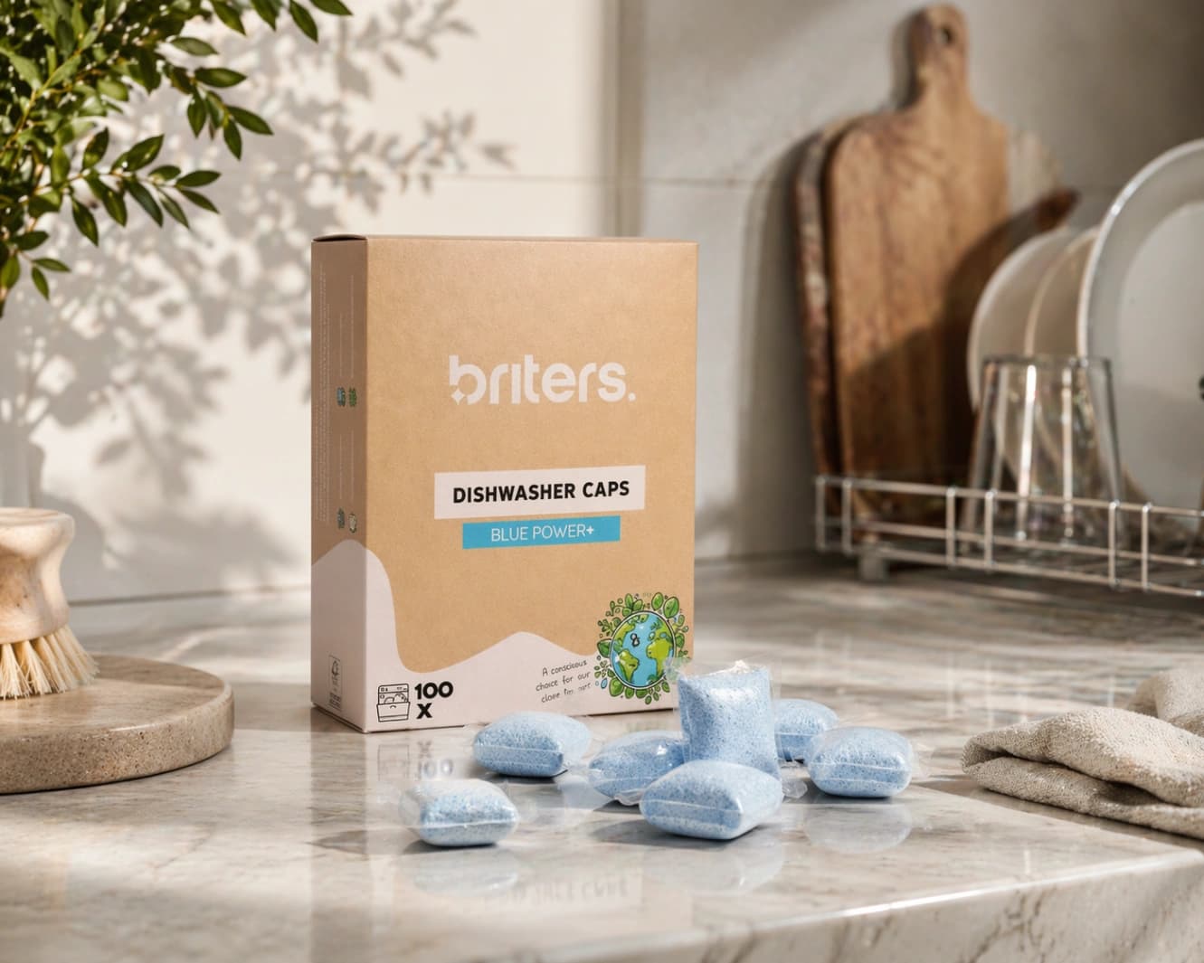 Briters Vaatwasser Caps Blue Power+ doos op aanrecht naast wijnglas